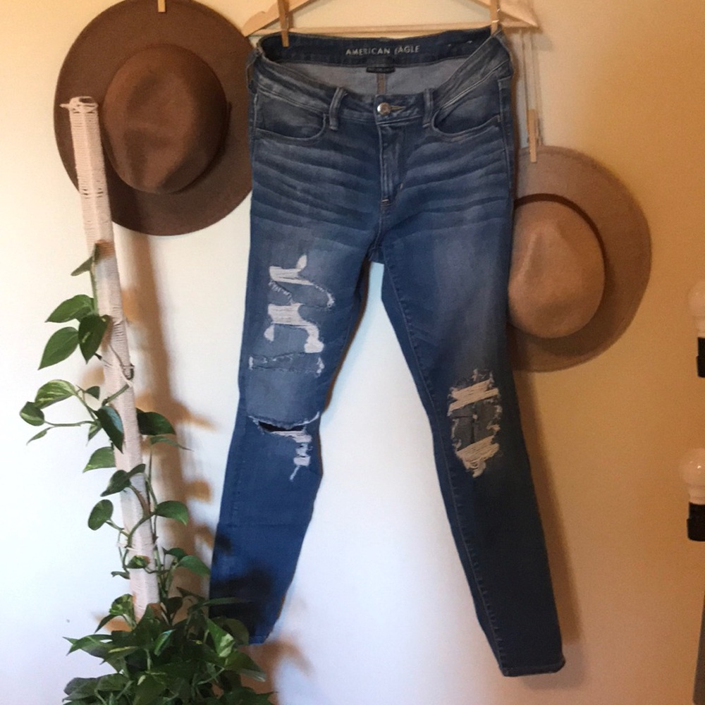 American Eagle ripped jegging.
